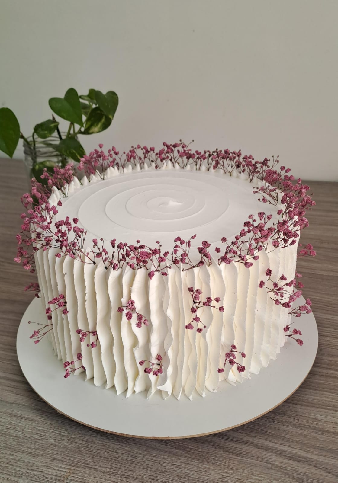 Bolo chantilly com flores secas